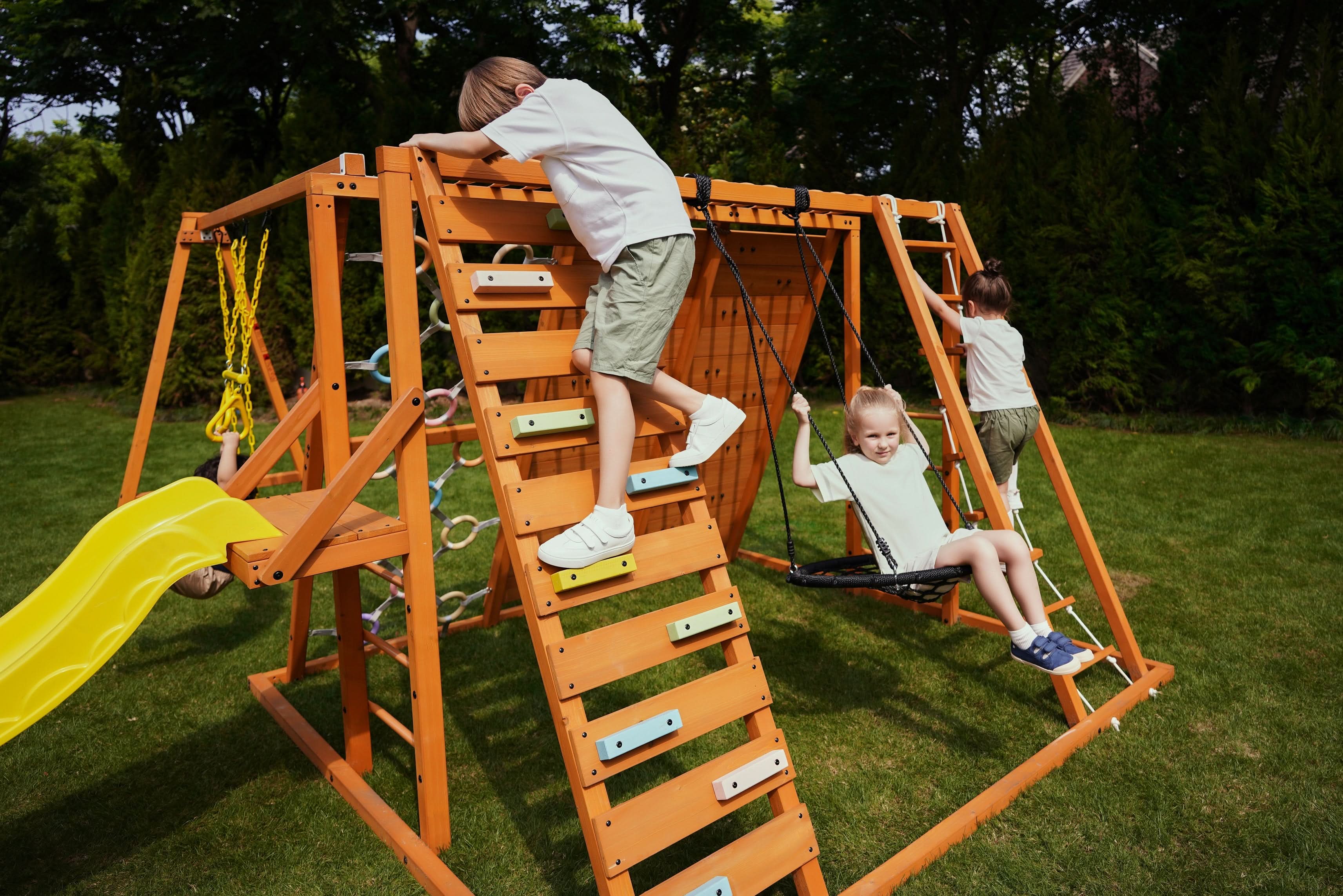 Sycamore Backyard Climbing Set – 2 Swings, Trapeze Bar & Outdoor Fun