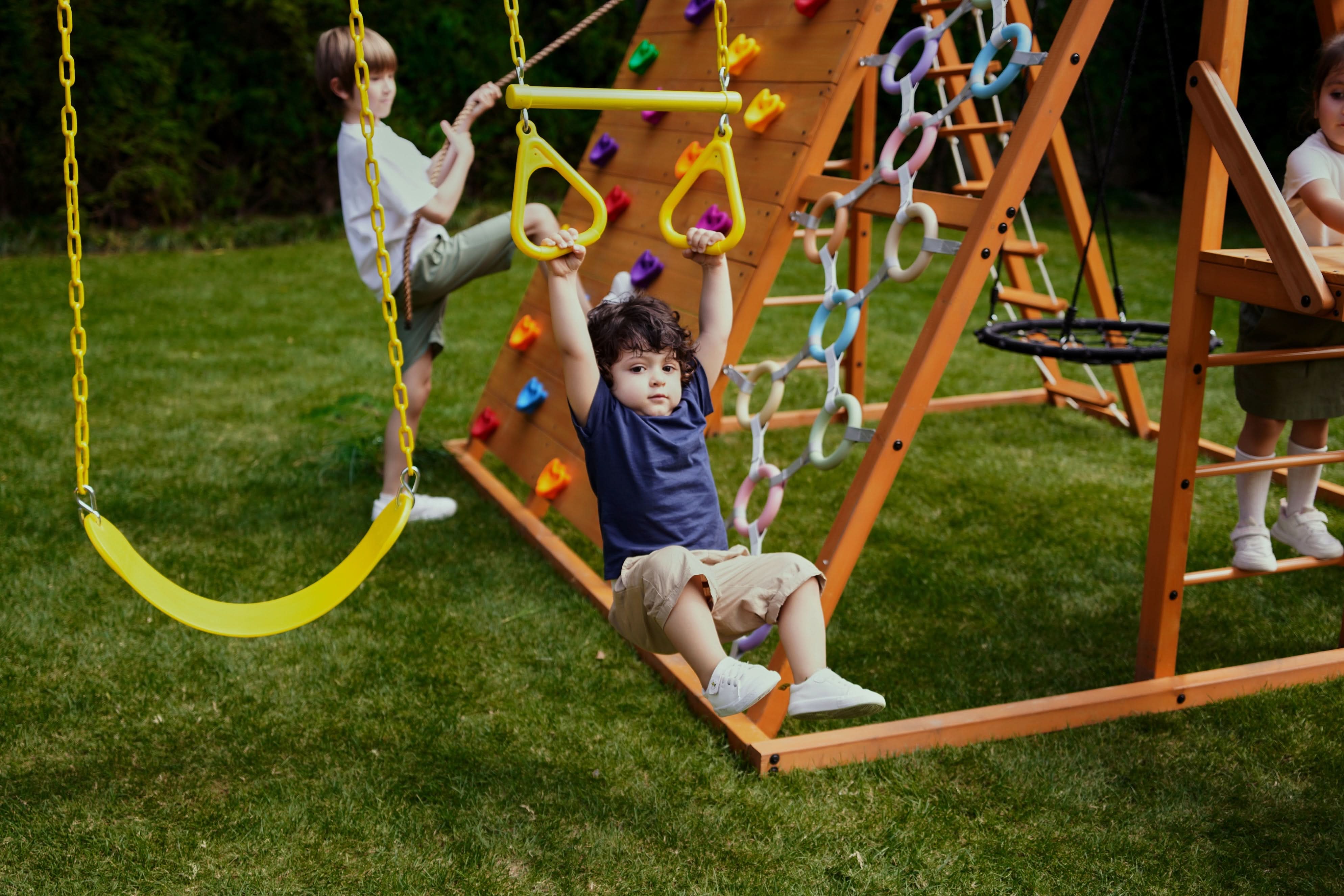 Sycamore Backyard Climbing Set – 2 Swings, Trapeze Bar & Outdoor Fun