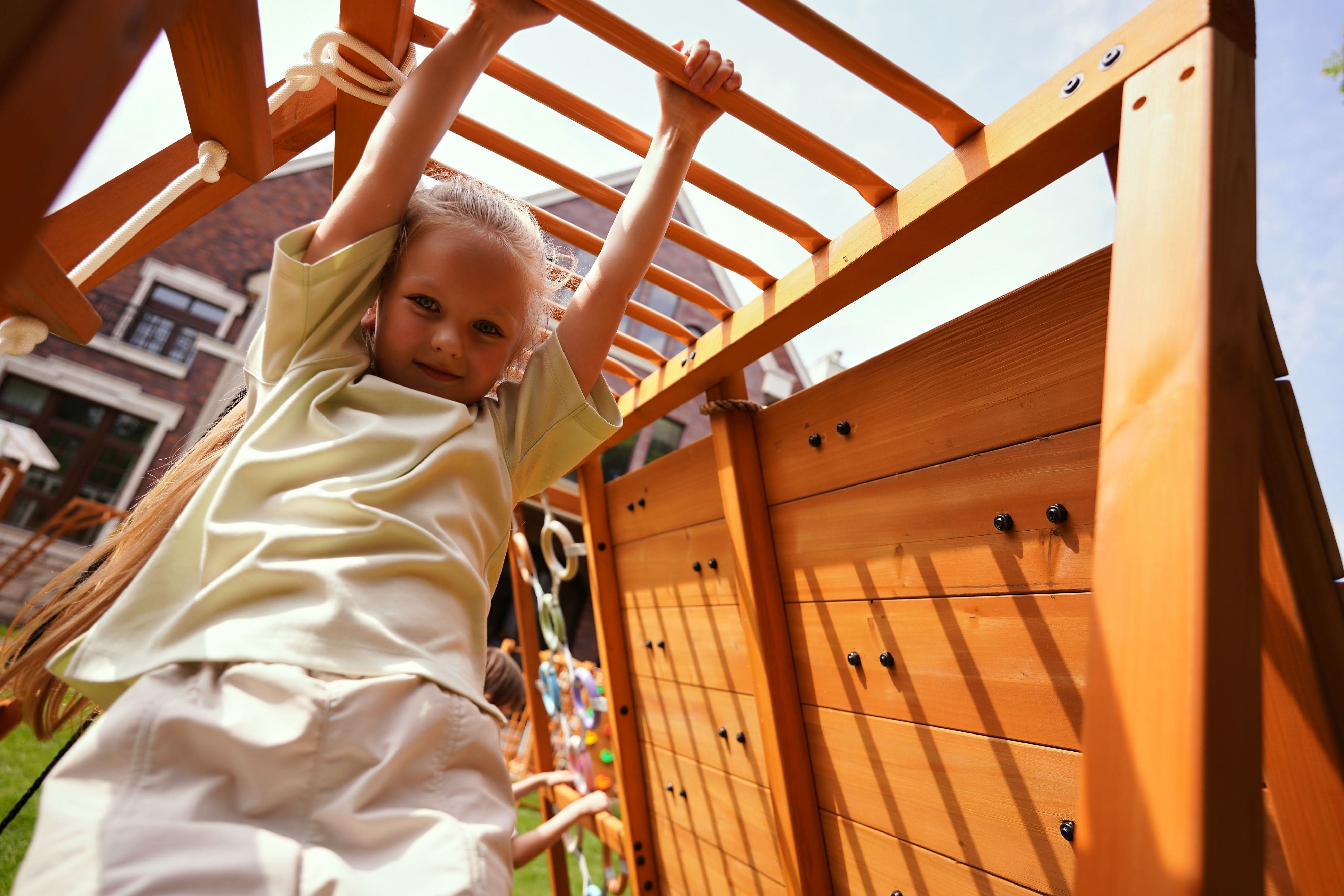 Sycamore Backyard Climbing Set – 2 Swings, Trapeze Bar & Outdoor Fun